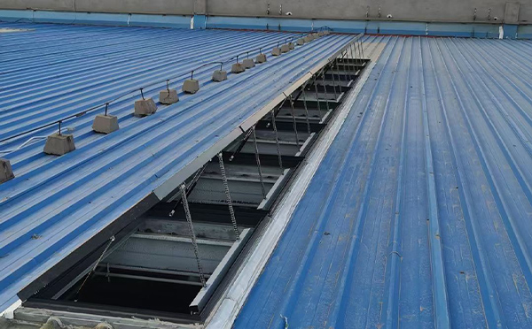 某城市大型商业综合体中庭佳县排烟窗工程