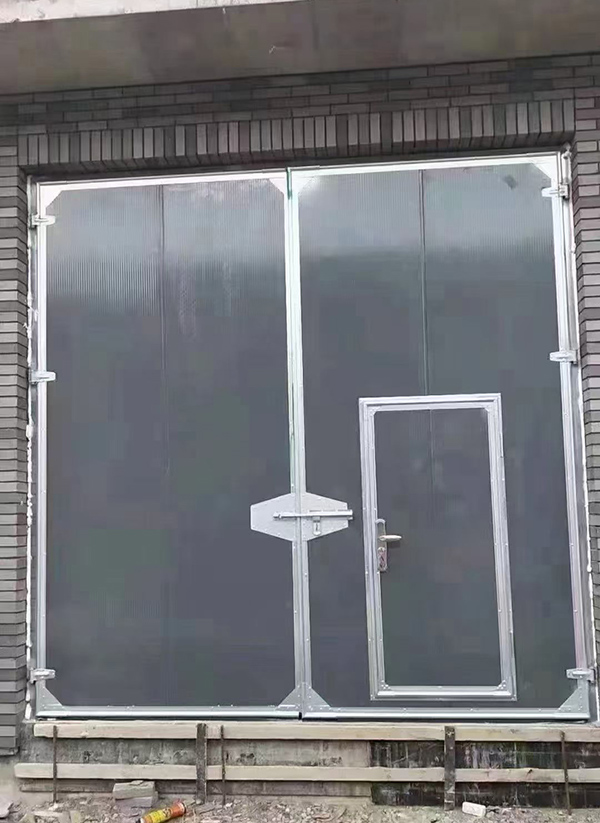 佳县工业平开门在大型设备制造车间的应用实例